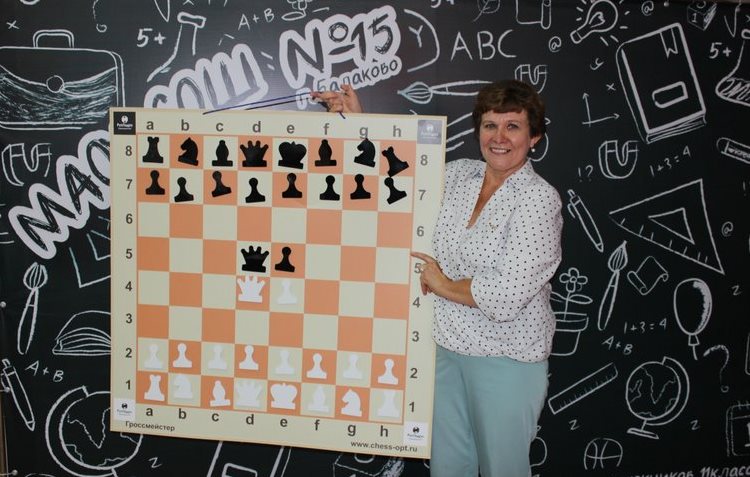 СарГЭС подарила СОШ 15 комплект шахмат (4).JPG